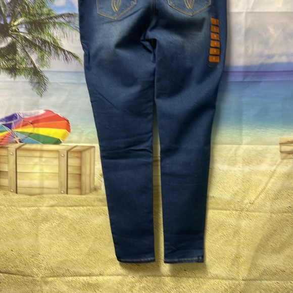 - Brand new Woman’s Seven7 Booty Shaper high rise leggings. Size 8. - Picture 16 of 16